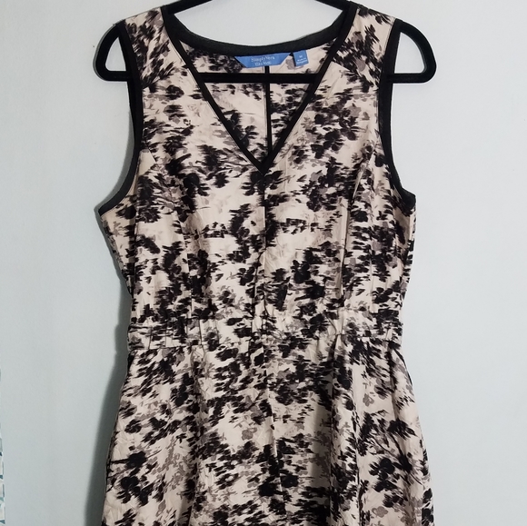 Simply Vera Vera Wang Dresses & Skirts - Vera Wang neutral print dress w/ pockets, M